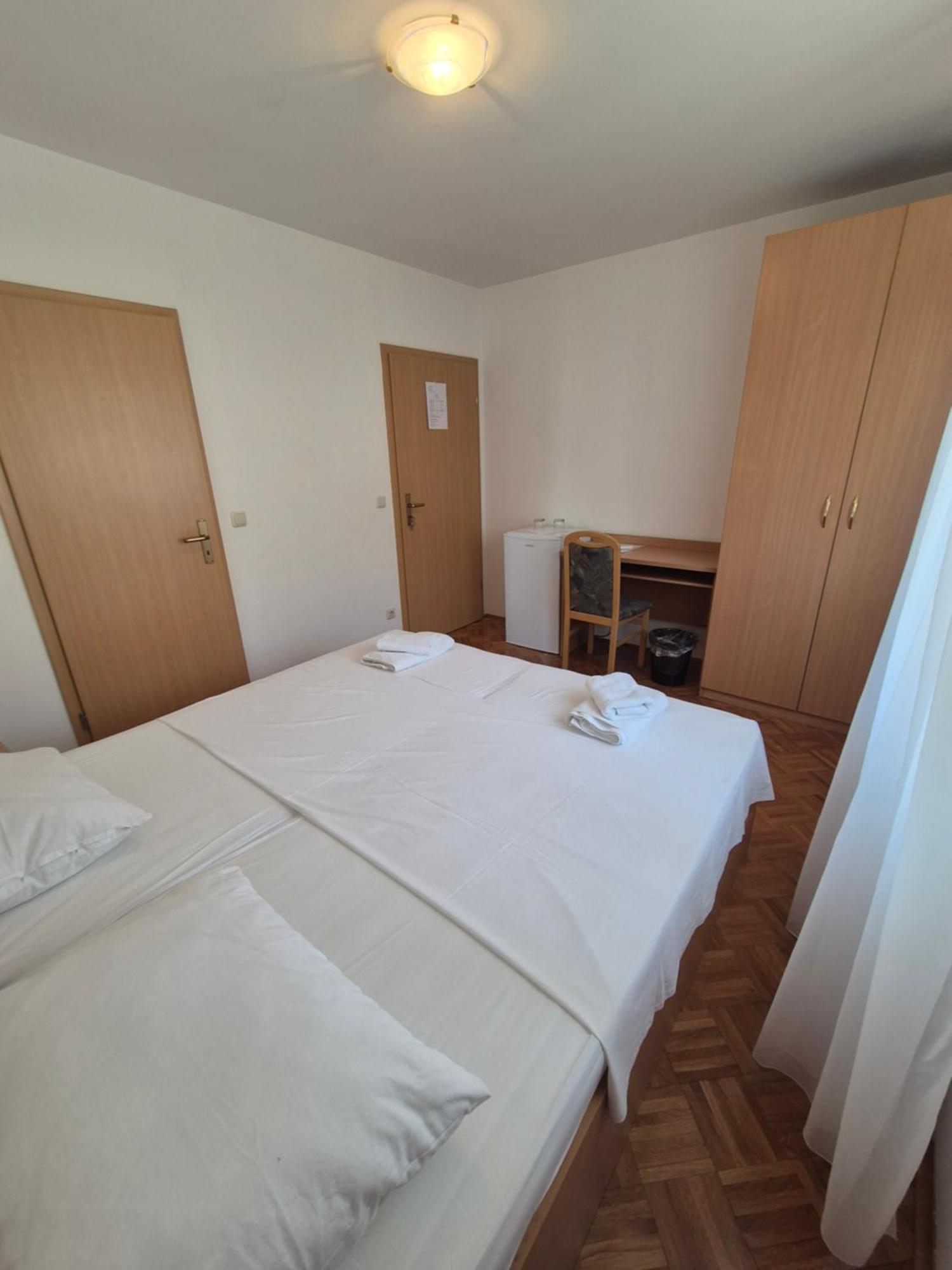Apartments And Rooms Mamic Dugi Rat Exteriér fotografie