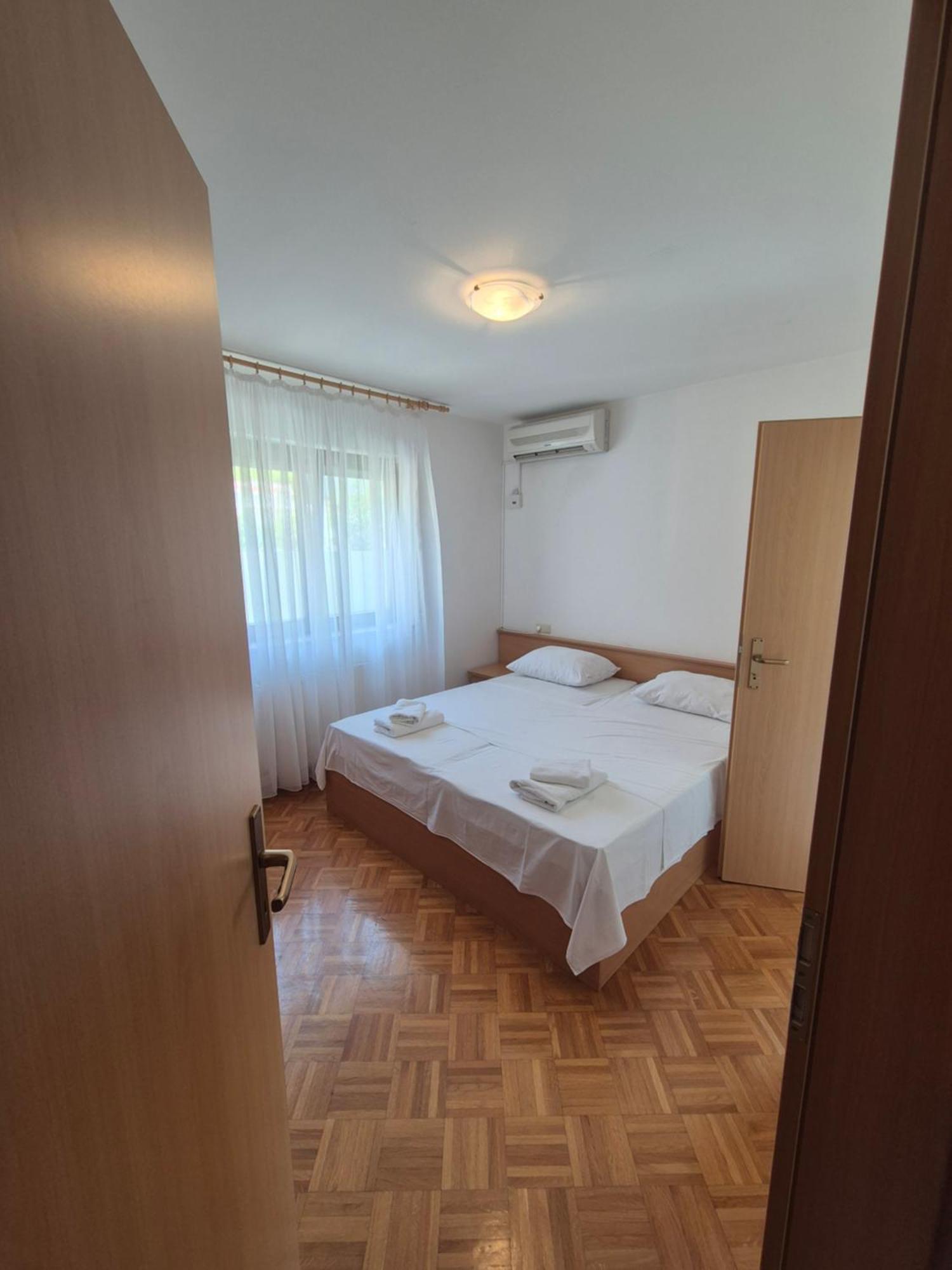 Apartments And Rooms Mamic Dugi Rat Exteriér fotografie