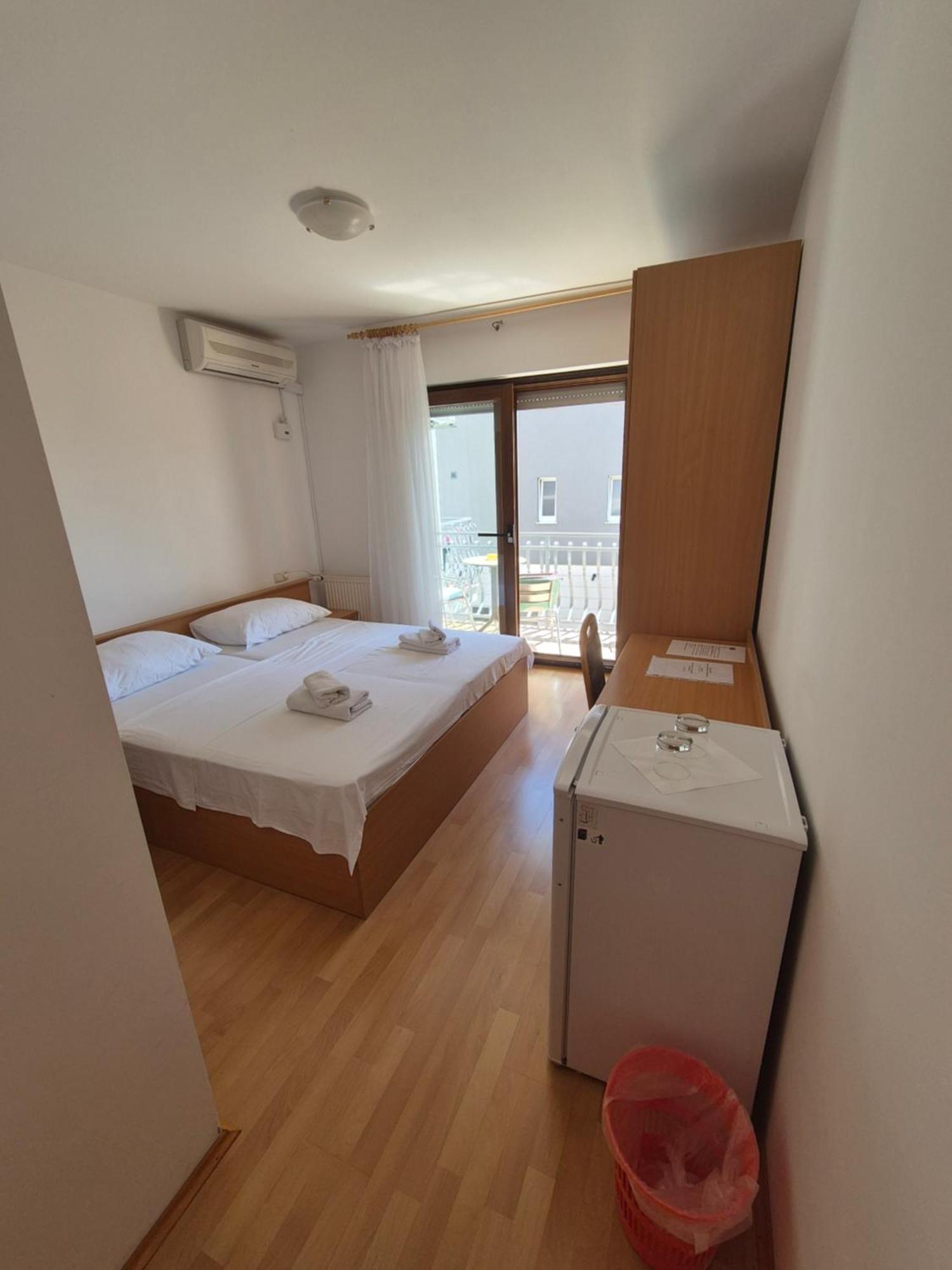 Apartments And Rooms Mamic Dugi Rat Exteriér fotografie